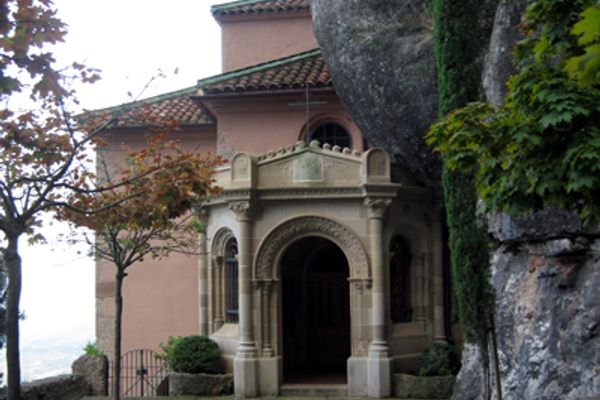 Entrance to the chapel - Photo by Treeswithknees