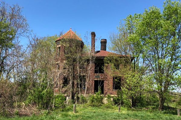 This decaying structure once held the powerhouse for old Lock No. 19.
