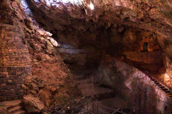 Castillo Cave, entrance